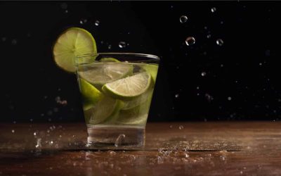 Les étapes incontournables pour préparer une véritable Caipirinha brésilienne qui vous transportera immédiatement au pays du Carnaval !
