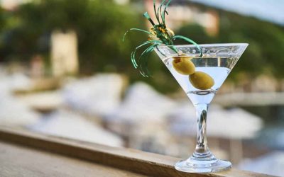 Découvrez comment préparer le Dry Martini, le roi des cocktails par excellence !