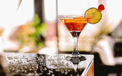 Découvre le secret du cocktail préféré de l’industrie du cinéma : apprends à préparer parfaitement un Manhattan ! 💥🍸