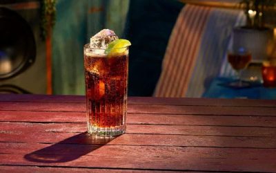 Découvre El Cubalibre, un cocktail historique où l’effervescence se mêle savoureusement au rhum !