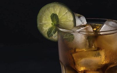 Découvrez le Long Island Iced Tea, un mélange explosif de liqueurs avec une touche de cola !