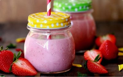 Découvrez le délicieux et sain smoothie frais aux fraises, riche en antioxydants et idéal pour perdre du poids, prêt en 5 minutes !