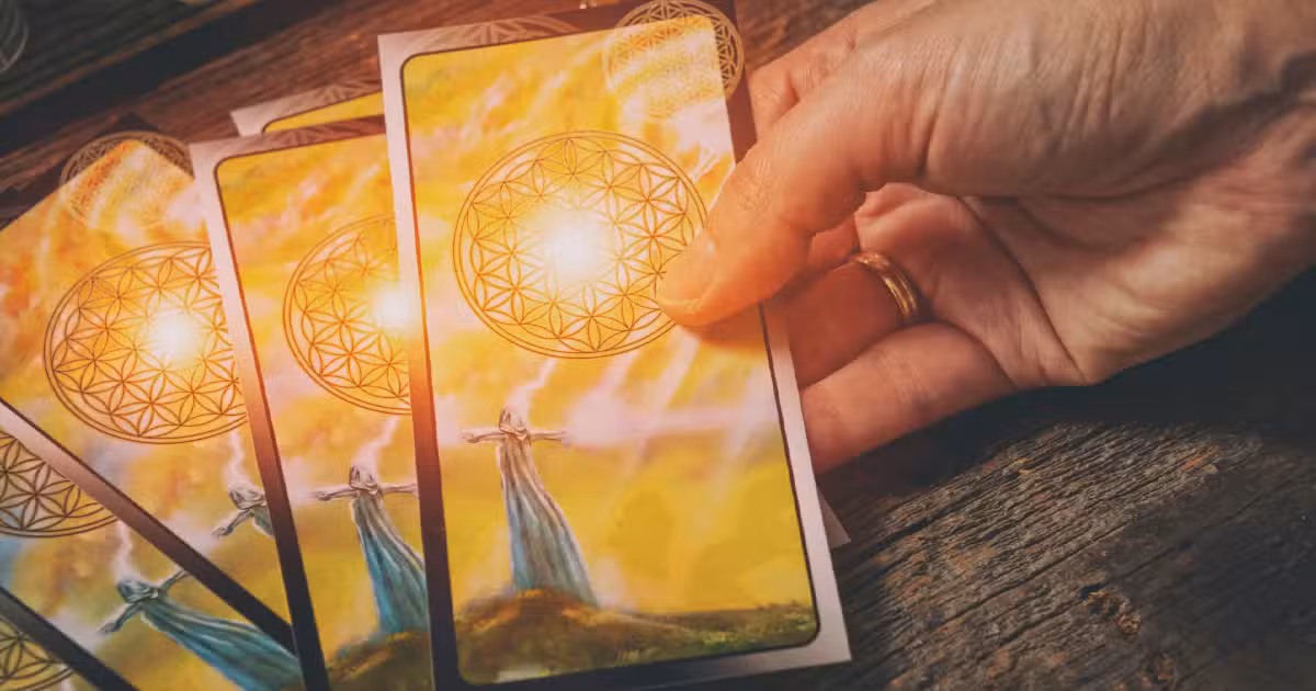 Découvrez les secrets pour trouver un incroyable cartomancien et poser des questions percutantes au tarot oui/non !