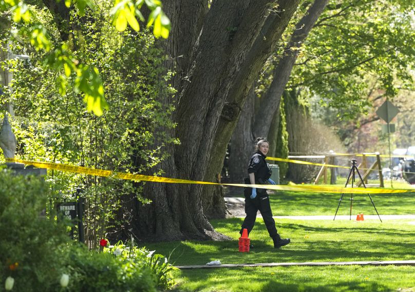 La police de Toronto enquête sur une fusillade à l'extérieur du manoir du rappeur Drake, dans le quartier Bridle Path de Toronto, le mardi 7 mai 2024.
