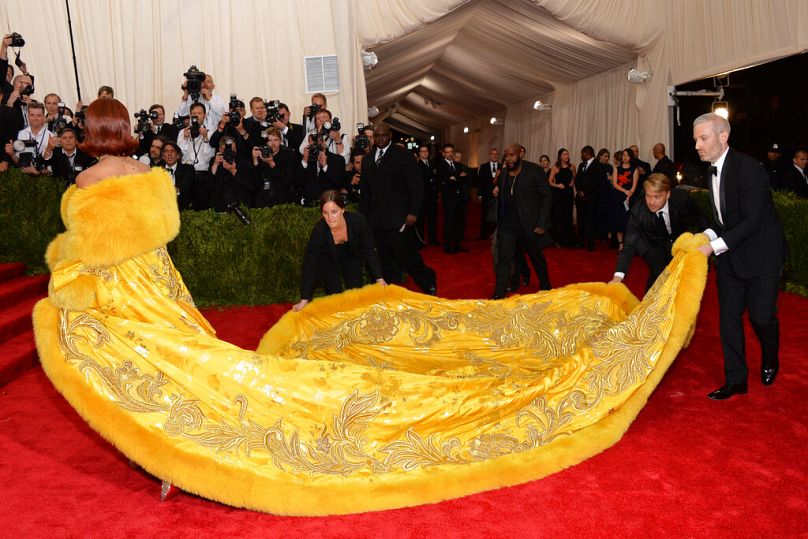 Rihanna arrive à l'édition 2015 du pré-gala du Costume Institute du Metropolitan Museum of Art.
