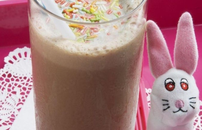 un verre de lacasito à côté d'un lapin jouet
