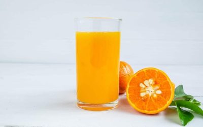 Attention ! Consommer trop de jus d’orange peut endommager l’émail de vos dents. Découvrez pourquoi !