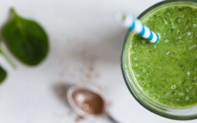 Découvrez ce superaliment : un smoothie épinards-pomme pour abaisser votre taux de cholestérol ! 🌱🍏