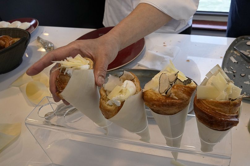 Croissants torsadés à la purée d'artichauts, œuf poché, truffe et fromage créés par la chef française Amandine Chaignot à voir le 30 avril 2024
