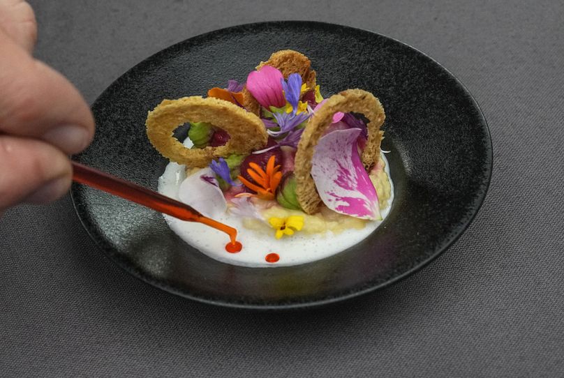 Une pommade aux pois chiches aux herbes servie par le chef français trois étoiles Michelin Alexandre Mazzia