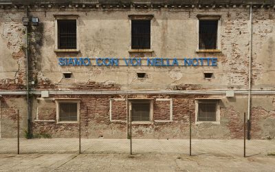 Plongez dans l’Exposition Choc du Vatican à la Biennale de Venise : Découvrez les Secrets d’une Prison Mystérieuse !