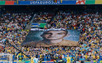 Choc émotionnel à l’Euro 2024 : Les supporters de football honorent les héros ukrainiens tombés au combat avec une mosaïque poignante