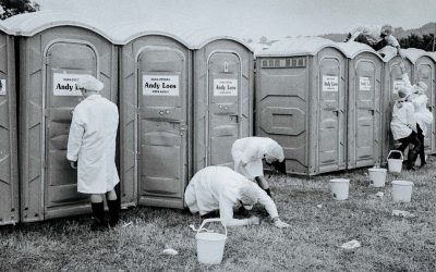 Découvrez les 30 ans d’anarchie artistique du Festival de Glastonbury à travers l’objectif passionné de Liam Bailey

Plongez dans l’univers vibrant et débridé du Festival de Glastonbury en compagnie de Liam Bailey, photographe emblématique. Depuis trois décennies, il capture l’essence même de cet événement légendaire, immortalisant ses moments les plus mémorables et ses ambiances uniques.

Une épopée photographique hors du commun

Liam Bailey n’est pas un simple photographe; il est le témoin privilégié d’une aventure humaine et artistique sans égale. Depuis 30 ans, il arpente les scènes et les coulisses du Festival de Glastonbury, offrant au monde entier des clichés saisissants qui racontent mille histoires. Ses photos ne sont pas seulement des images; elles sont des fenêtres ouvertes sur l’âme même du festival.

Des instantanés qui transcendent le temps

Chaque photographie prise par Liam Bailey est une œuvre d’art à part entière. Avec son regard acéré et son sens inné du détail, il parvient à saisir la magie éphémère des performances artistiques, la folie douce des festivaliers et l’atmosphère anarchique qui règne en maître sur ces terres mythiques. Ses clichés nous transportent dans un autre monde où la créativité n’a aucune limite.

L’évolution d’un festival légendaire

Au fil des années, le Festival de Glastonbury a évolué, passant d’un rassemblement alternatif à un événement international incontournable. Liam Bailey a été témoin de cette métamorphose, capturant chaque étape avec une passion intacte. Il nous offre ainsi une rétrospective fascinante qui illustre comment ce festival a su conserver son esprit rebelle tout en s’adaptant aux changements constants de notre époque.

Un témoignage précieux pour les générations futures

A travers ses photos, Liam Bailey nous transmet un héritage visuel inestimable. Son travail permet non seulement de revivre les moments forts du passé mais aussi d’inspirer les générations futures à continuer cette tradition unique. En explorant ses archives photographiques, nous prenons conscience que le Festival de Glastonbury est bien plus qu’un simple événement musical; c’est une véritable institution culturelle.

Plongez dans l’univers captivant du Festival de Glastonbury avec Liam Bailey

Que vous soyez un fervent admirateur du festival ou simplement curieux d’en savoir plus sur cet univers fascinant, laissez-vous emporter par la passion communicative de Liam Bailey. Ses photographies sont une invitation à découvrir ou redécouvrir la magie intemporelle du Festival de Glastonbury – un voyage visuel inoubliable que vous ne voudrez manquer sous aucun prétexte.


    &copy; 2023 Par [Votre Nom], Copywriter | Tous droits réservés.