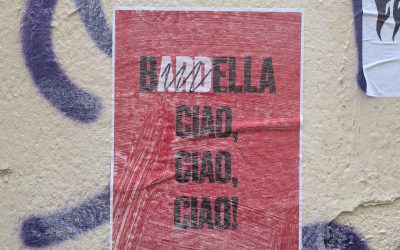 B(ard)ella Ciao, Ciao, Ciao : L’histoire captivante d’un hymne de résistance planétaire
Chers lecteurs passionnés d’histoire et de musique révolutionnaire, préparez-vous à plonger dans le récit fascinant d’une chanson qui a traversé les époques et les frontières. Dans cet article, nous allons vous dévoiler l’incroyable destin de “Bella Ciao”, un hymne qui résonne encore aujourd’hui comme un appel vibrant à la liberté.
Les origines incertaines : Entre légende et réalité
Les racines de “Bella Ciao” sont enveloppées de mystère. Certains disent que la mélodie remonterait aux chants des ouvriers des rizières du nord de l’Italie au début du XXe siècle. D’autres soutiennent qu’elle s’inspire des traditionnelles chansons populaires italiennes. Quoiqu’il en soit, c’est durant la Seconde Guerre mondiale que cette chanson prend véritablement son envol.
“Bella Ciao” : La voix des Partisans italiens
“Bella Ciao” devient le chant emblématique des Partisans italiens qui combattent contre le fascisme et l’occupation nazie. Les paroles évoquent une lutte pour la liberté et un sacrifice héroïque face à l’oppression. Cette chanson incarne alors l’esprit résistant et l’espoir d’un avenir meilleur.
Un renouveau inattendu : De la clandestinité à Netflix
Après la guerre, “Bella Ciao” connaît une renaissance inattendue grâce à la série télévisée espagnole La Casa de Papel. Ce programme populaire propulse la chanson au sommet des charts internationaux et en fait un symbole moderne de rébellion contre toutes formes d’injustice.
L’héritage éternel d’un chant révolutionnaire
Aujourd’hui encore, “Bella Ciao” est chantée lors de manifestations dans le monde entier. Elle transcende les générations et les cultures, rappelant inlassablement que le combat pour la liberté est universel et intemporel.
En conclusion, “Bella Ciao” n’est pas seulement un chant; c’est une ode vibrante à tous ceux qui ont osé se lever contre l’oppression. Que vous soyez mélomane ou simplement épris de liberté, cette chanson continue d’inspirer avec une force inégalée.
N’attendez plus ! Plongez dans ce récit poignant et redécouvrez avec nous ce joyau musical qui a défié le temps !