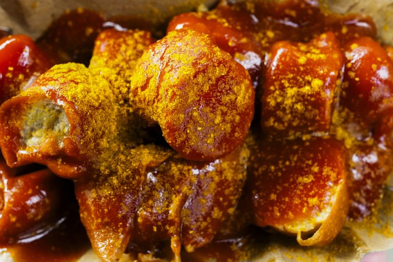 La Currywurst, une saucisse allemande avec une sauce au curry, est servie dans une boîte en carton au Konnopken Imbiß, un fast-food situé dans la station de métro U-Bahn Eberswalder Straße à Berlin.