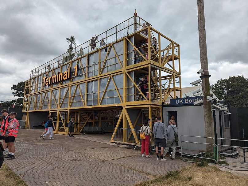 Installation artistique « Terminal 1 » à Glastonbury 2024.