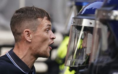 Les artistes dénoncent les émeutes d’extrême droite au Royaume-Uni : “Un racisme violent déguisé en vandalisme”
