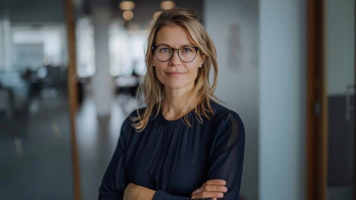 Femme au bureau portant des lunettes