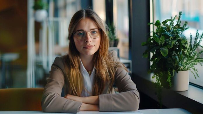 Femme portant des lunettes au travail