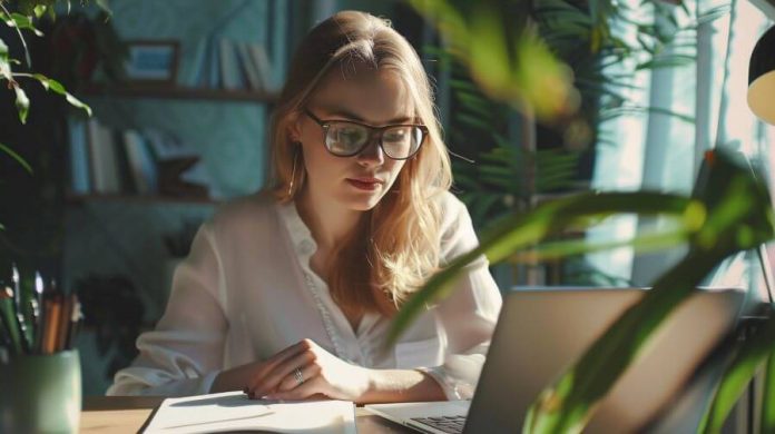 Femme au travail portant des lunettes pour ordinateur