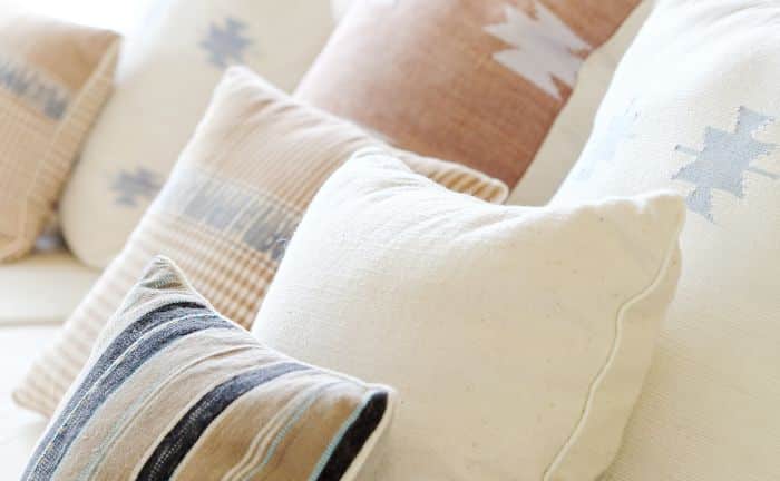 Placer les coussins du canapé