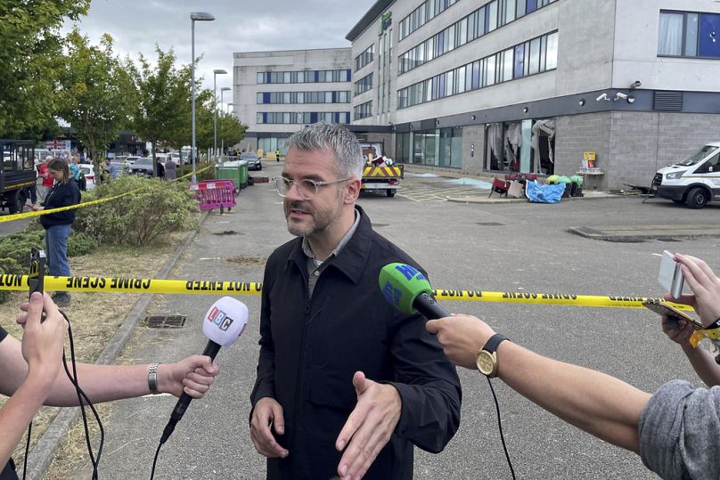 Oliver Coppard devant un hôtel attaqué par des émeutiers anti-immigration à Rotherham.