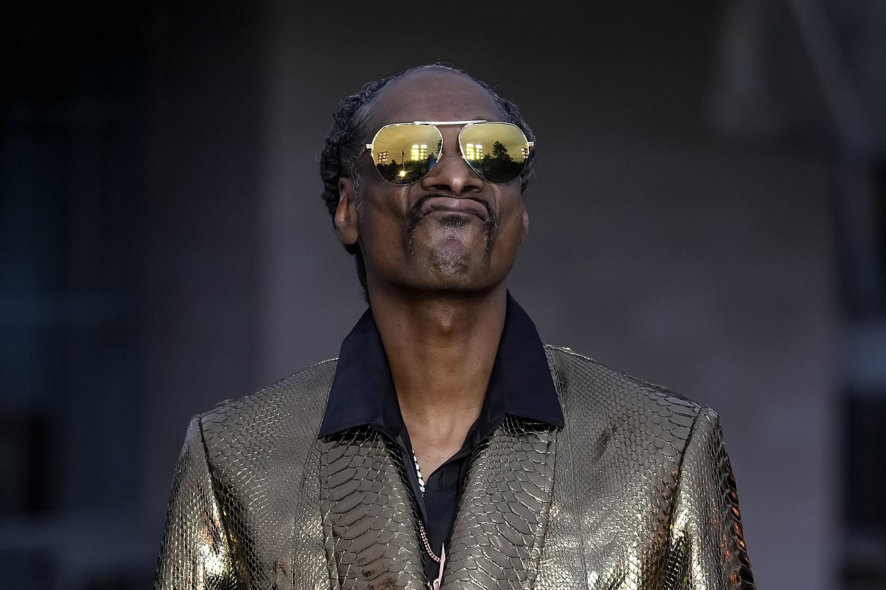 Snoop Dogg arrive à la Fondation Louis Vuitton à la veille de la cérémonie d'ouverture des Jeux olympiques d'été de 2024 à Paris