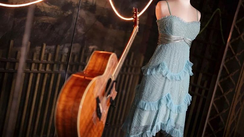 La guitare et la tenue de scène des précédentes tournées de concerts sont exposées