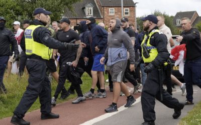 Des manifestants en furie assaillent un hôtel accueillant des demandeurs d’asile au Royaume-Uni !