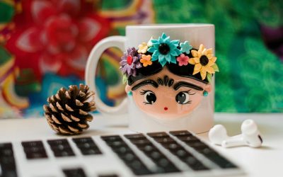 Des tote bags aux masques faciaux en passant par les puzzles : reste-t-il un objet sans le visage de Frida Kahlo ?