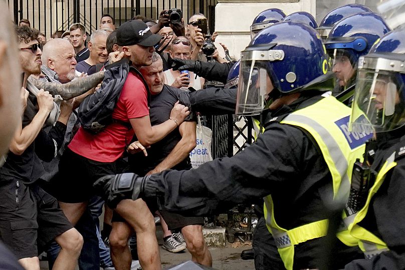 Des manifestants affrontent la police lors de la manifestation « Assez, c'est assez » à Whitehall, Londres.