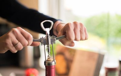 Voici pourquoi le vin ouvert pourrait ruiner ta soirée (et comment l’éviter)