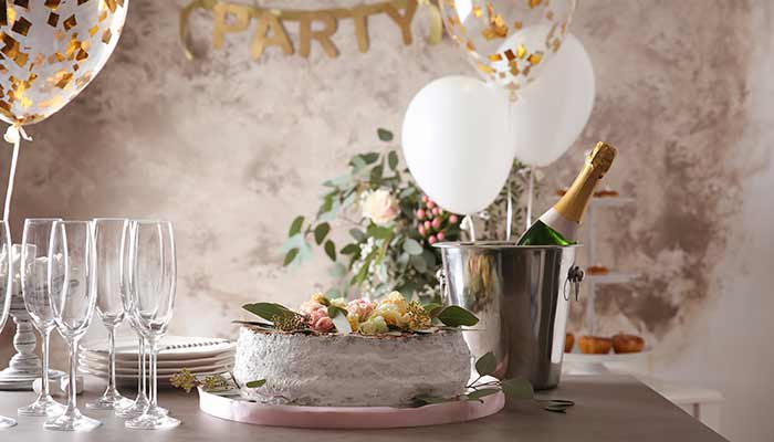 une table décorée pour un cadeau d'anniversaire