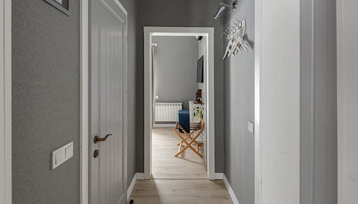 couloir gris avec portes blanches
