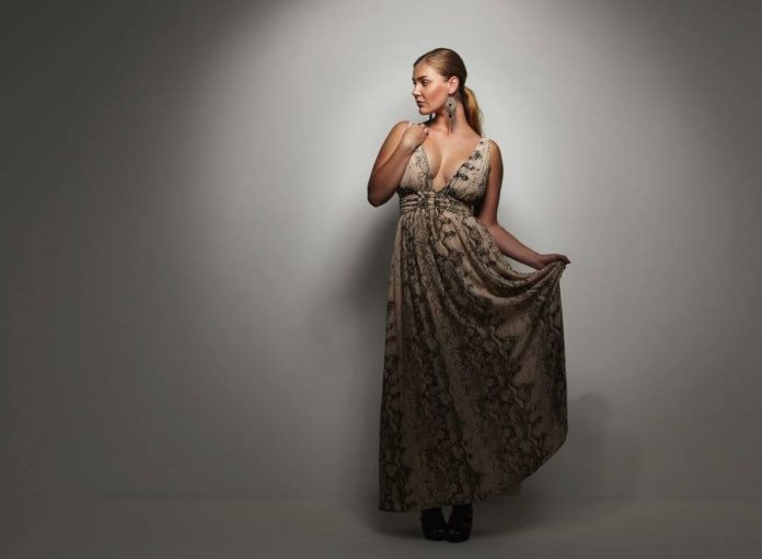 Femme ronde portant une robe