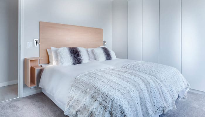 chambre avec textiles blancs