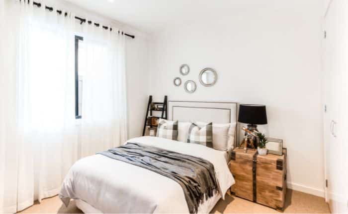 Une petite chambre éclairée