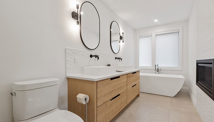 salle de bain avec murs peints