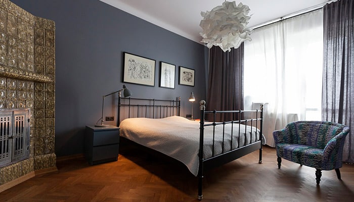chambre avec un lit en fer forgé