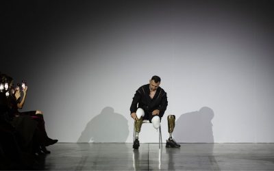 Ukrainian Fashion Week : Des vétérans de guerre amputés éblouissent le podium dans un défilé bouleversant !

Préparez-vous à être ému ! Lors de la dernière Ukrainian Fashion Week, des vétérans de guerre, fièrement équipés de prothèses, ont pris d’assaut le catwalk dans un spectacle qui a fait pleurer plus d’un spectateur. Un moment fort en émotions qui prouve que la mode peut aussi être une arme contre l’adversité.