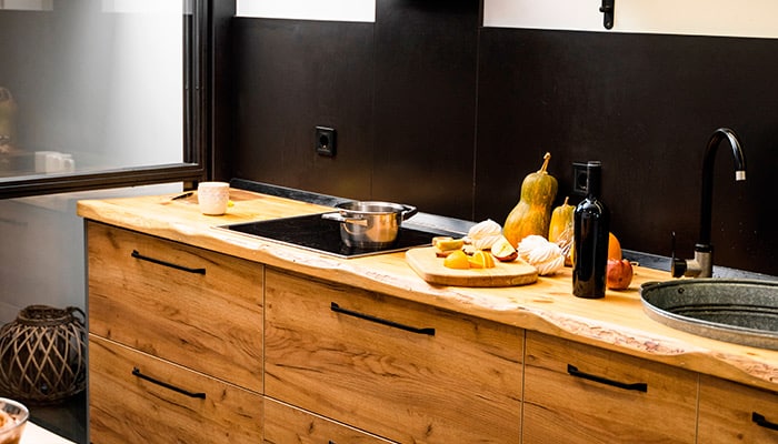 cuisine en bois et poignées noires