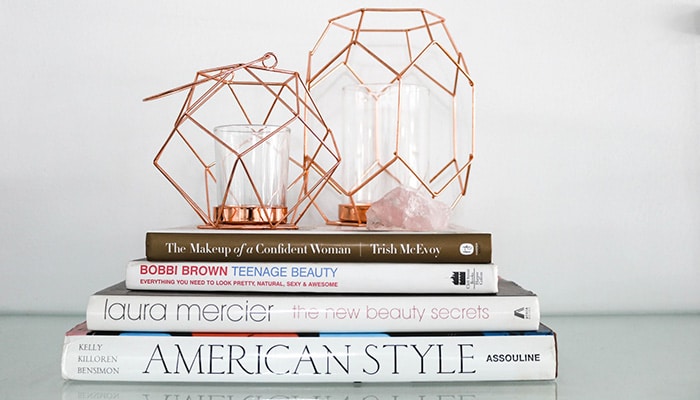 livres avec une lampe allumée