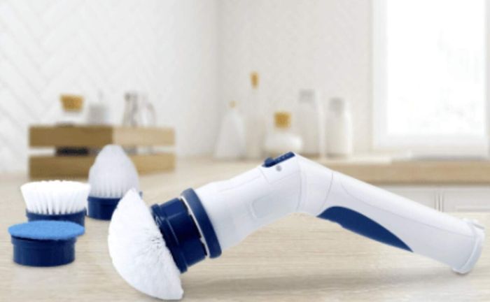 Avec la brosse de nettoyage de surface rechargeable QUIGG, vous enlevez la saleté de vos murs et carrelages confortablement et simplement