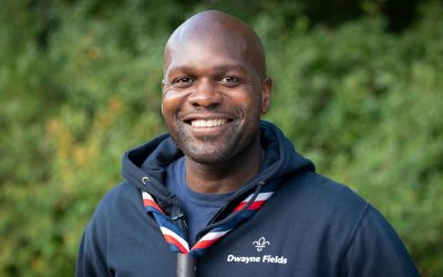 Découvrez Dwayne Fields, le nouveau Chef Scout de Grande-Bretagne !

Attention, les aventuriers ! Dwayne Fields, un nom qui va bientôt résonner dans le monde du scoutisme britannique, prend les rênes en tant que nouveau Chef Scout. Qui est cet homme fascinant et quelles seront ses missions ? Ne ratez pas l’occasion de plonger dans son univers palpitant !