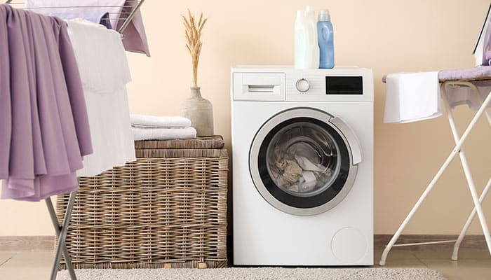 buanderie avec coffre et corde à linge