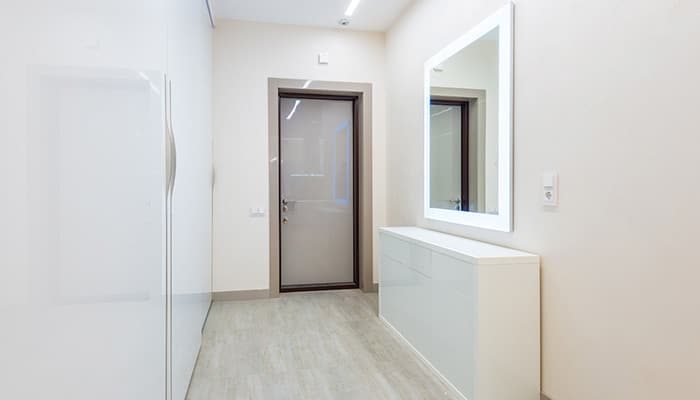couloir peint en blanc
