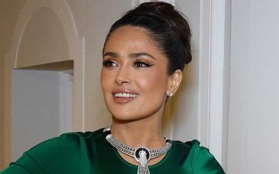 Salma Hayek brille en bikini jaune, beauté intemporelle!