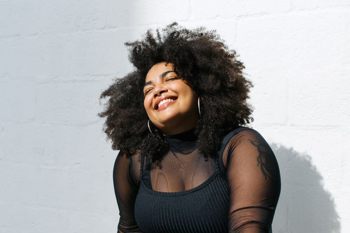 Femme confiante de grande taille