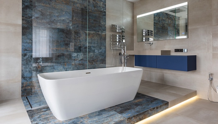 salle de bain avec carrelage blanc et bleu