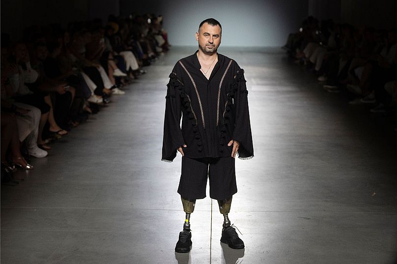 Un ancien combattant ukrainien portant des prothèses défile pour présenter les vêtements des créateurs Andreas Moskin et Andriy Bilous à la Fashion Week ukrainienne